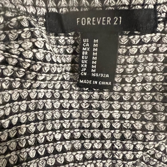 Black and Gray long sleeve crop top - Picture 4 of 4